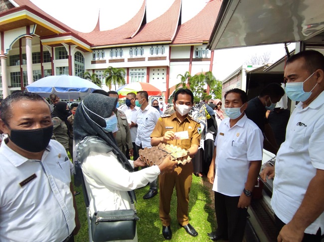 Wakil Bupati Pesisir Selatan, Rudi Hariyansyah didampingi Kepala Dinas Pangan, Alfis Basyir dan sejumlah pejabat di lingkungan Pemerintah Kabupaten Pesisir Selatan Buka Gerakan Pasar Murah Bagi Tenaga Honorer